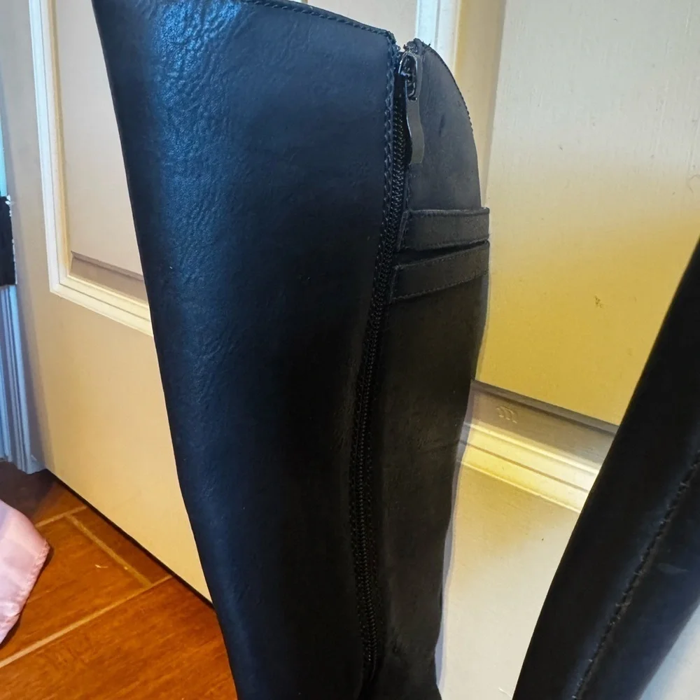 Very Volatile Black Knee High Women’s Boots Faix Leather Side Zipper Sz 7.5